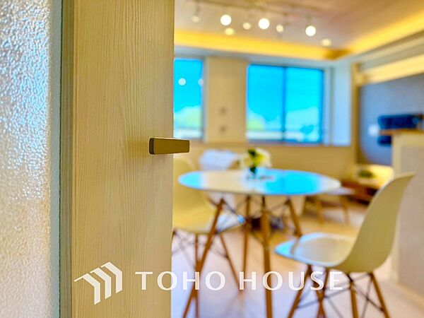 【LIVING】◆煌びやか◆愛おしい家族との団欒の時間をより一層幸せなものに感じさせる煌びやかなLDK。輝かしい毎日が待っています。