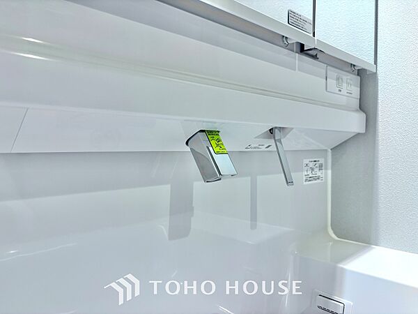 気持ちの良い朝をつくりだし、夕方には笑顔を取り戻させてくれるミラー。パウダールームはいつでも本来の自分を取り戻せる空間。明るく仕上げてあります。