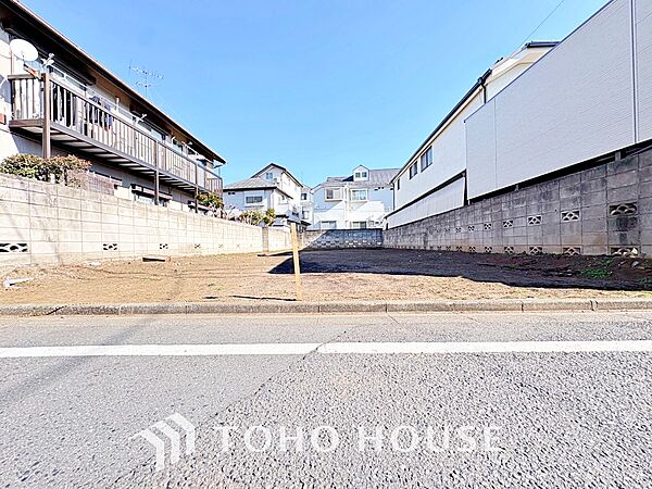 ◆居心地のいい暮らし◆には欠かせない眩い採光。ゆったりとした幅の窓からこの空間に降り注ぐ採光が絶えない。明るいリビングこそ居心地のいい暮らしが待っているのだと思う。