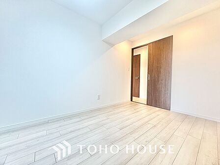 プライベートルーム風の通り道。舞い込んでくる風が優しく躍り、室内に爽やかな空気を運んでくる。