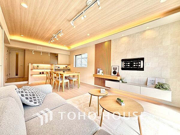 【Living Room】ダウンライトに照らされる静かな夜。テーブルを囲む時間が、何気ない幸せに変わる。生活動線もスムーズな空間です。
