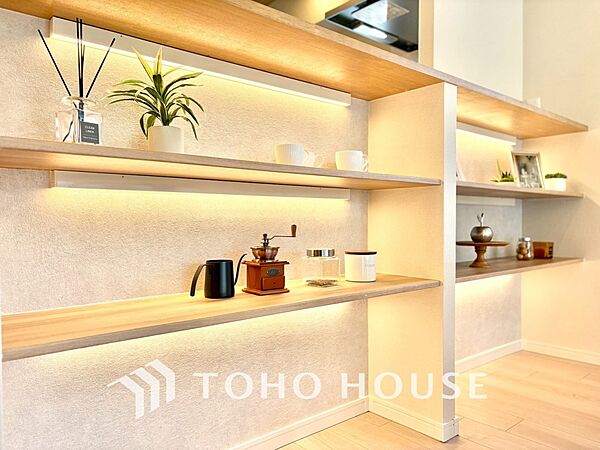 【Living Room】窓を開けると通り抜ける心地よい風。ソファを置いた先に広がる、家族のくつろぎ時間。実際の開放感は現地でぜひ。