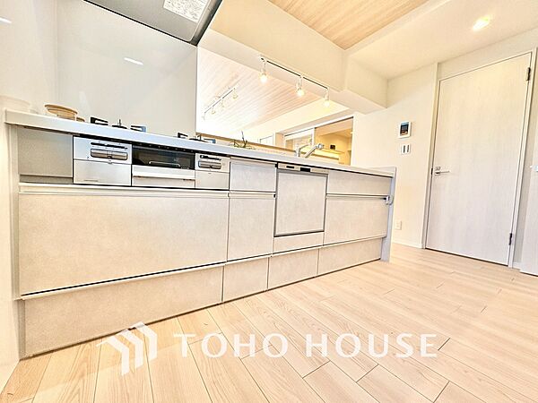 【Kitchen】湯気が立ちのぼるたび、会話が弾む。リビングを見渡せる配置で、家族の気配を感じながら料理ができます。日常をやさしく支える空間です。