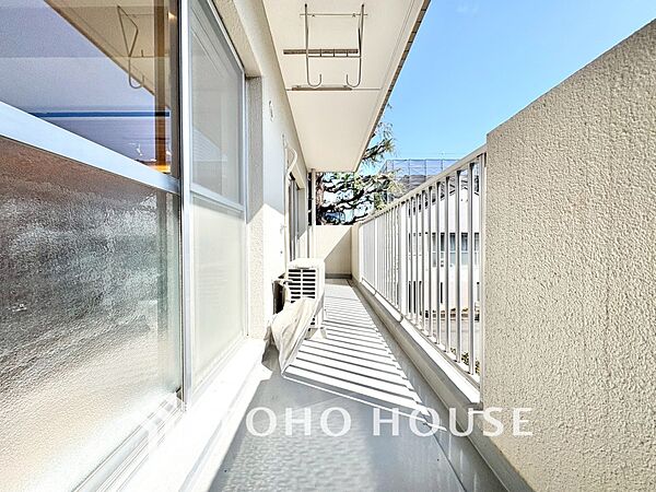 【Balcony】空を近くに感じる開放的な空間。陽当たりも良く、洗濯物も気持ちよく乾きます。日常に少しの余白を。