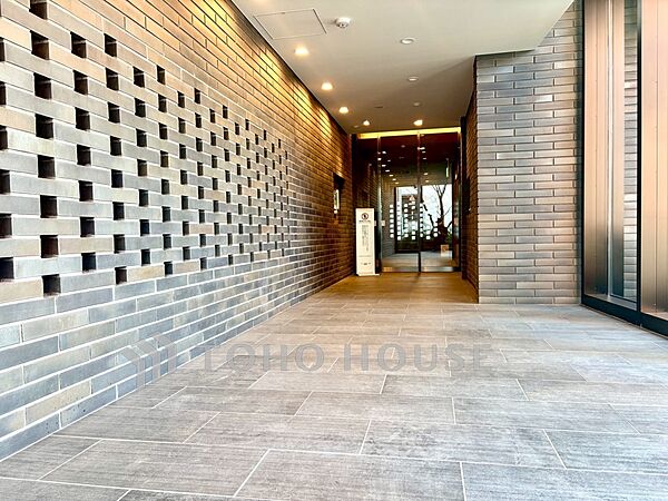 【Entrance】住まいの第一歩となる玄関スペース。帰宅するたびに、ほっと安心できる空間が迎えてくれます。