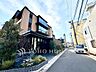 外観：【Exterior view】街並みに静かに溶け込むマンションの外観。落ち着いた佇まいが、穏やかな暮らしを想像させてくれます。