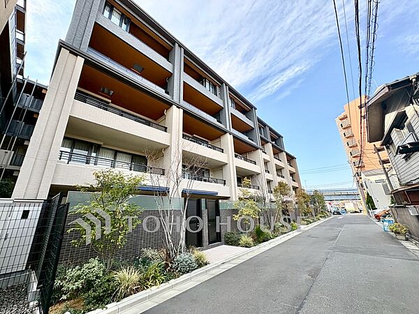 【Exterior】街の景色の一部として佇むマンション。遠目からでも感じられる、整った外観の美しさ。