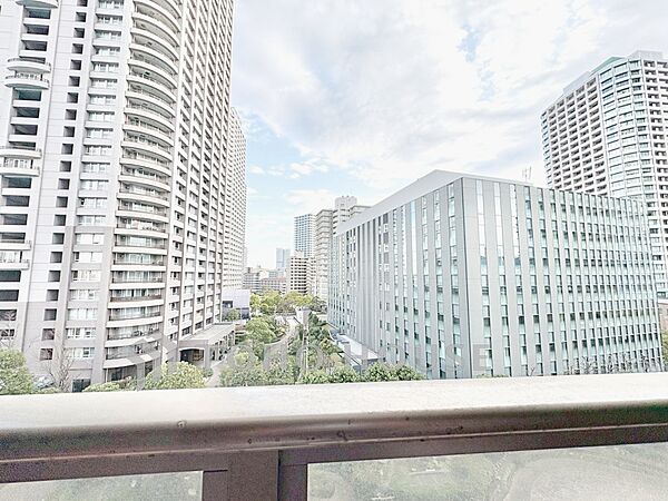 【Balcony】室内とつながる自然な広がり。布団干しも可能なゆとりある設計。実用性も兼ね備えたバルコニーです。