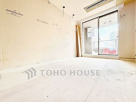【Kitchen】やわらかな光に包まれる調理時間。対面式で、料理をしながら自然と会話が生まれる空間。暮らしの中心になる場所です。