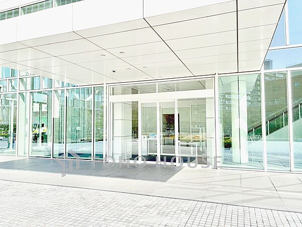 【エントランス】住まう方や訪れる人を優しく迎えてくれるエントランス。マンションの顔となる落ち着いた空間です。