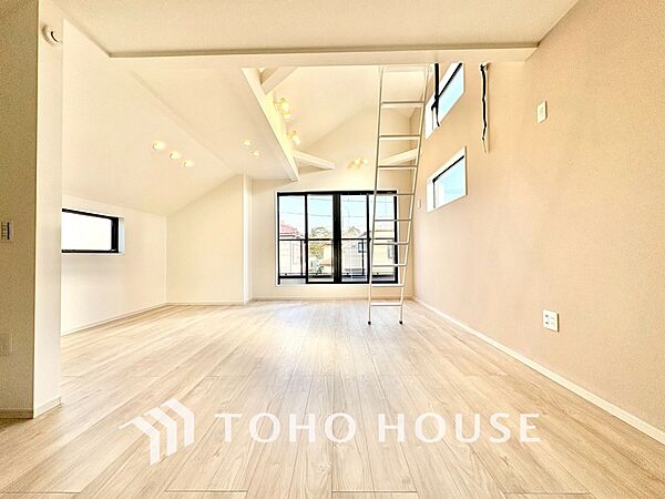 【Living Room】窓を開けると通り抜ける心地よい風。ソファを置いた先に広がる、家族のくつろぎ時間。実際の開放感は現地でぜひ。
