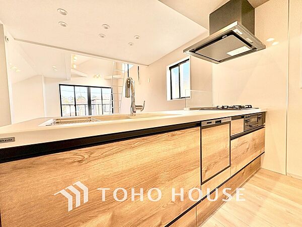 【Kitchen】湯気が立ちのぼるたび、会話が弾む。リビングを見渡せる配置で、家族の気配を感じながら料理ができます。日常をやさしく支える空間です。