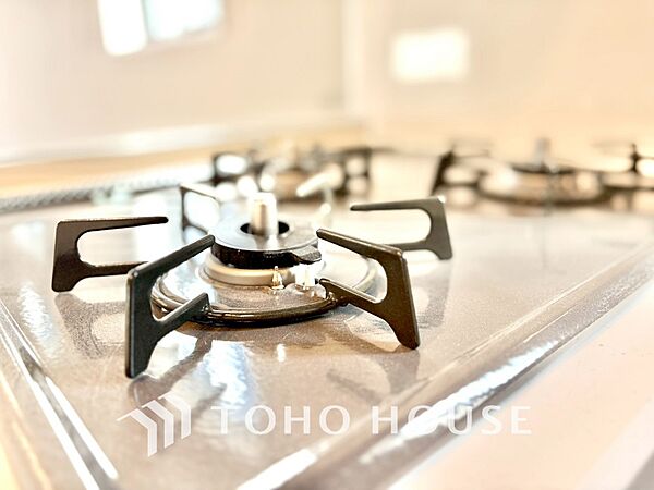 【Kitchen】やわらかな光に包まれる調理時間。対面式で、料理をしながら自然と会話が生まれる空間。暮らしの中心になる場所です。