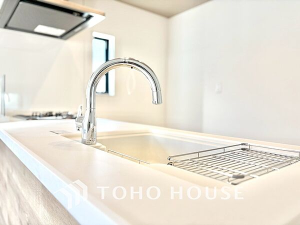 【Kitchen】無駄のない動線が、毎日の家事を軽やかに。作業スペースもしっかり確保された設計。心地よく整うキッチンです