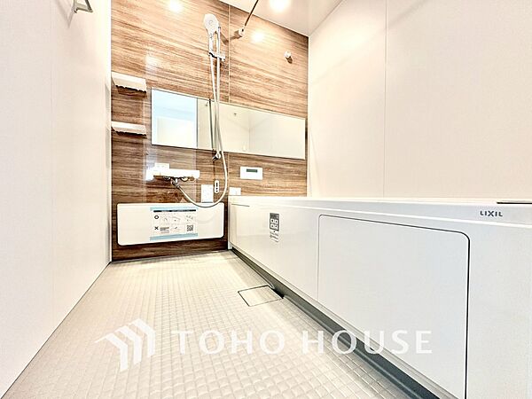 【Bathroom】一日の疲れをゆっくりと癒す空間。足を伸ばして入れる浴槽で、心までほどける時間を。