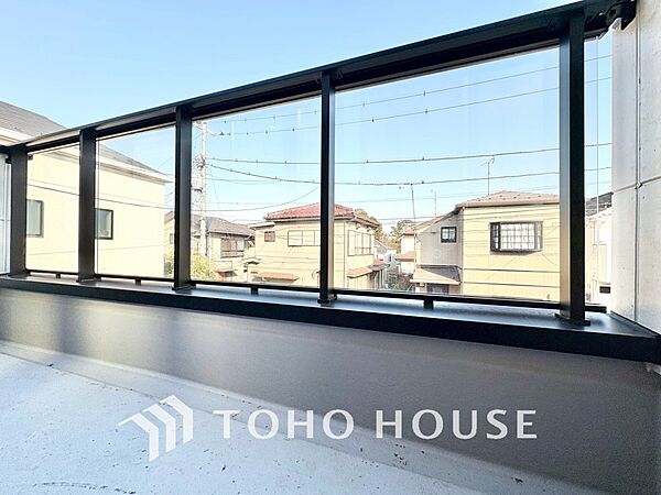 【Balcony】空を近くに感じる開放的な空間。陽当たりも良く、洗濯物も気持ちよく乾きます。日常に少しの余白を。