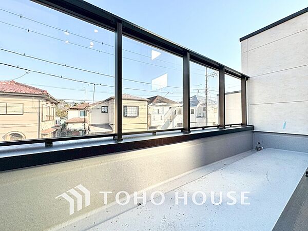 【Balcony】室内とつながる自然な広がり。布団干しも可能なゆとりある設計。実用性も兼ね備えたバルコニーです。
