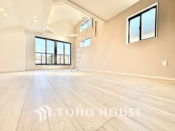 【Living Room】帰宅後、ほっと一息つける場所。家具配置により、暮らしのサイズ感もイメージしやすく。毎日を整えるリビングです。
