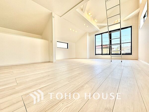 【Living Room】キッチンへとつながる自然な動線。家族の気配を感じながら過ごす時間。実用性と心地よさを兼ね備えた空間です。