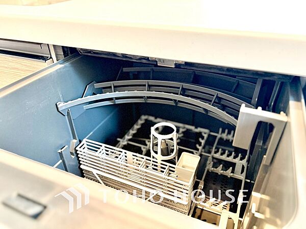 【Kitchen】機能性と美しさを兼ね備えた設計。収納もしっかり確保され、生活感をすっきり保てます。日々を整えるキッチンです。