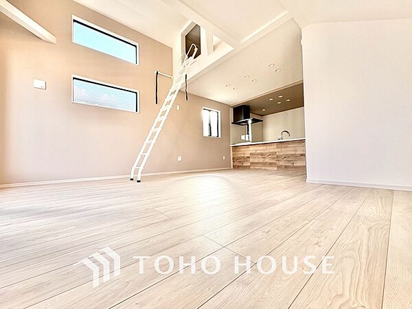 【Living Room】空間に余白があるという贅沢。家具を配置してもゆとりを感じる設計。自然と人が集まるリビングです。
