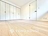 洋室：【Private Room】一日の終わりをやさしく包み込む空間。ベッドやデスクを配置してもゆとりある広さ。自分だけの静かな時間をここで。
