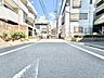 外観：【前面道路】前面道路の様子。周辺は穏やかな住宅街で落ち着いた暮らしが叶う環境です。
