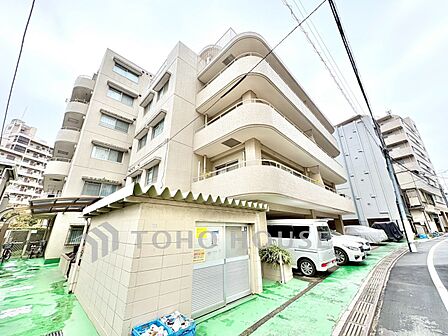 【外観】落ち着いた街並みに調和する外観。住まいとしての安心感を感じられる佇まいです。