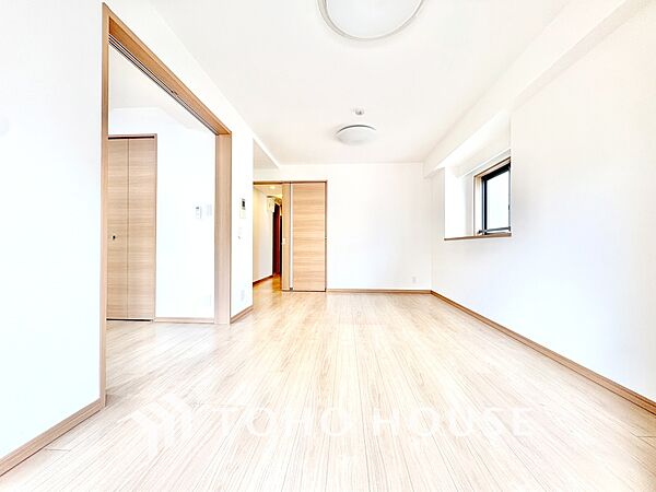 【リビング】明るい陽光が差し込み、毎日の暮らしをやさしく包み込む。