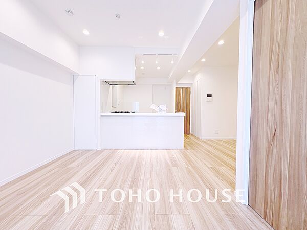 【LIVING】◆眩い◆光が燦々と入り、家族の笑顔を照らす。「いつまでも続いて」と願う夢のような毎日がここにある。