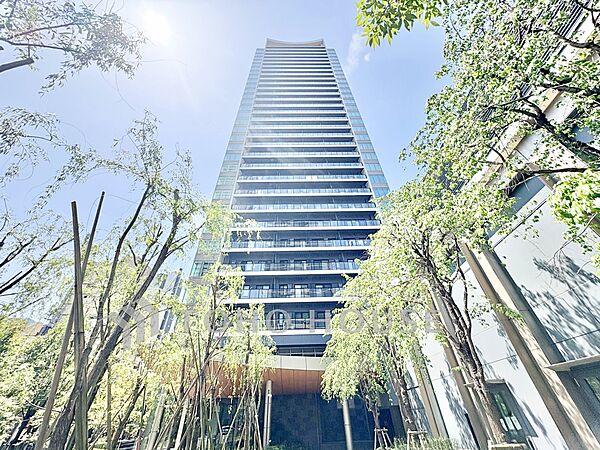 【外観】落ち着いた街並みに調和する外観。住まいとしての安心感を感じられる佇まいです。