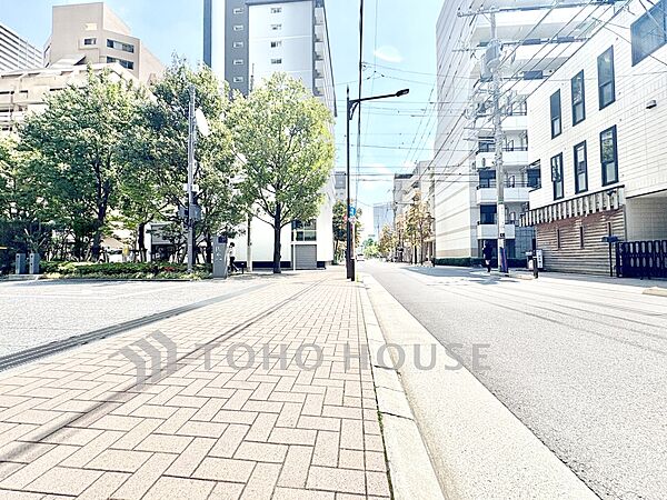 【前面道路】前面道路の様子。周辺は穏やかな住宅街で落ち着いた暮らしが叶う環境です。