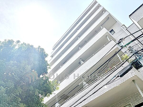 【前面道路】前面道路の様子。周辺は穏やかな住宅街で落ち着いた暮らしが叶う環境です。