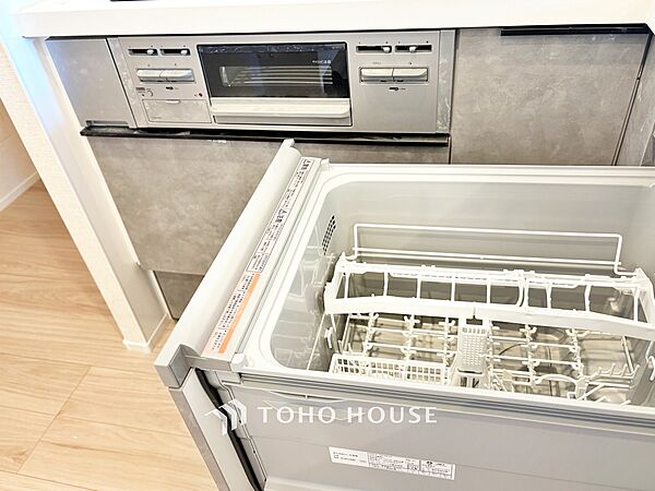 ◆結ばれた◆玄関ドアを開けるとリビングから聞こえる小走りの足音。靴を脱ぎかけ目の前に立つ君の瞳と交差する。君は微笑みその刹那に心奪われる。佇む僕と君の間に赤い糸が結ばれた。