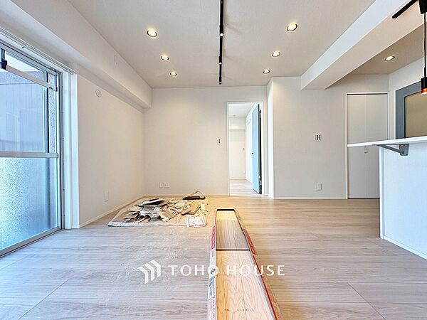◆木漏れ日◆の様な採光が優しく足元を照らし、心地いい暮らしの道しるべを写し出す。この空間で過ごす家族との語らいの時間がとても素敵で幸せを感じるかもしれない。
