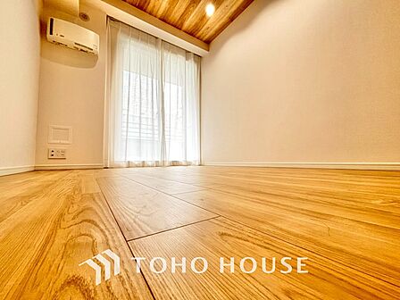 風の通り道。舞い込んでくる風が優しく躍り、室内に爽やかな空気を運んでくる。そこに季節の息吹を感じて、いまがどんな季節なのかを実感する。