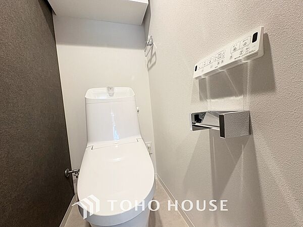 【toilet】トイレットペーパーの使用回数を減らせることです。 シャワートイレを使用すれば、洗浄して汚れを落とすことができるため、トイレットペーパーの使用を最小限にとどめることができます。