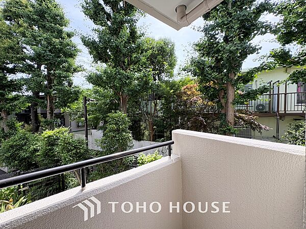 【By the window】◆窓辺◆窓を開けベランダに出ると当所なく広がる街と空のスクリーン。風が凪ぎ一時停止する目の前の画面