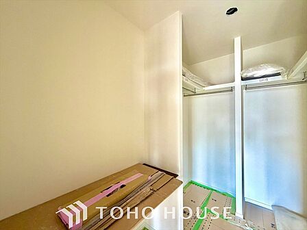 陽溜まりの温もりを感じ、ふわりと寄り添う太陽の妖精たちが自然と僕達を微睡ませる。うとうとしたい訳ではないがそんな時間が嫌いじゃない自分がここにいる。