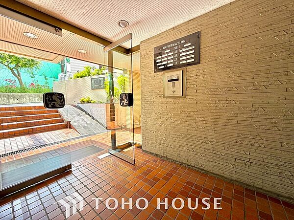 目を閉じれば深緑の香り。五感を研ぎ澄まし、日々の疲れを心から癒してくれる。深呼吸するほどに爽やかな薫りたち込める新緑にそと微笑む私達。