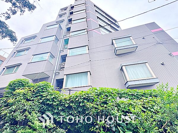 ほんの少しのこだわり。ちょっとした色使いがその家がもつ雰囲気、趣（おもむき）を携え、暮らす家族や訪ねてくる友人・知人に新鮮な香りを運んできます。