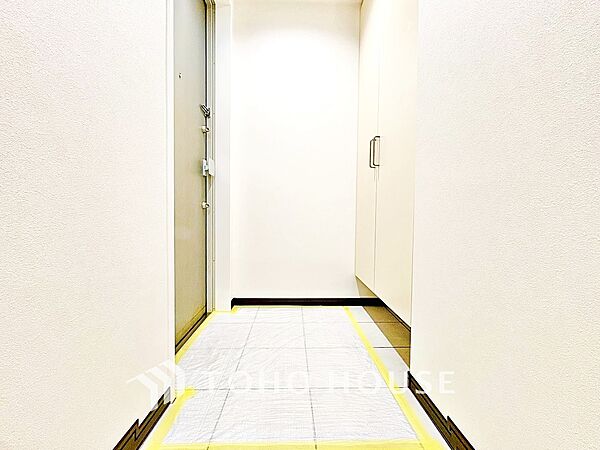 【玄関】ドアを開けると、空気が切り替わる。外と内を、静かに分ける場所。