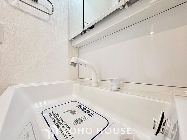 気持ちの良い朝をつくりだし、夕方には笑顔を取り戻させてくれるミラー。パウダールームはいつでも本来の自分を取り戻せる空間。明るく仕上げてあります。