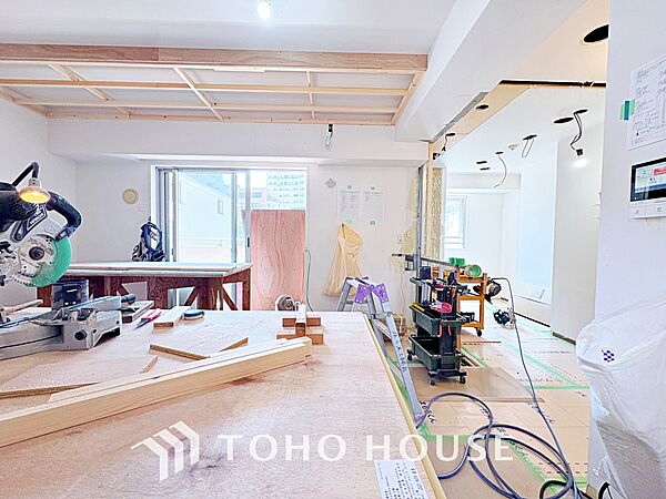 【改装中】ここにはみんなが集い、食事と楽しい会話が始まる。話に夢中になりすぎて、ついつい時を忘れ夜半過ぎになってしまう。そんな束の間の幸せを感じさせてくれる場所でありたい。