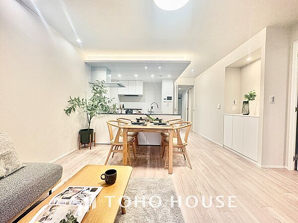 ここはみんなが集い、食事と楽しい会話が始まる場所。話に夢中になりすぎて、ついつい時を忘れ、夜半過ぎになってしまう。そんな束の間の幸せを感じさせてくれます。