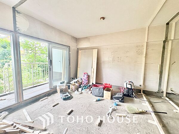 【改装中】【浴室】《一日の疲れを落としてくれる場所は、落ち着く場所でなければならない》　高級感溢れるカラーと大きさ・柔らかな曲線で構成された半身浴も楽しめるバスタブが心地よさをもたらします。