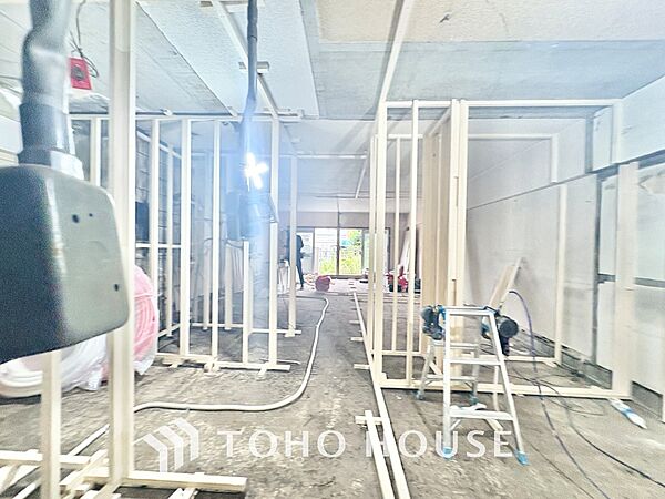 【改装中】採光や風通しを考えて設計された間取り。近隣との視線を考え、街全体で調整される窓位置。外観だけでなく、そこに住まうご家族の心地よさを最優先しました。