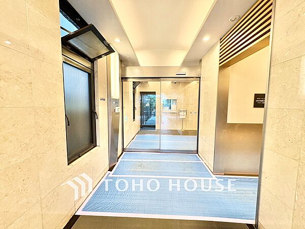 上質な素材感が印象的なエントランスホール。ホテルライクな空間が、住まう方の日常を優雅に演出します。