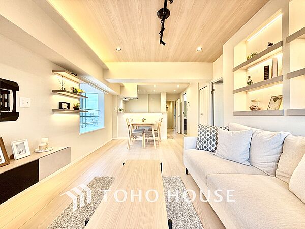 ◆木漏れ日◆の様な採光が優しく足元を照らし、心地いい暮らしの道しるべを写し出す。この空間で過ごす家族との語らいの時間がとても素敵で幸せを感じるかもしれない。