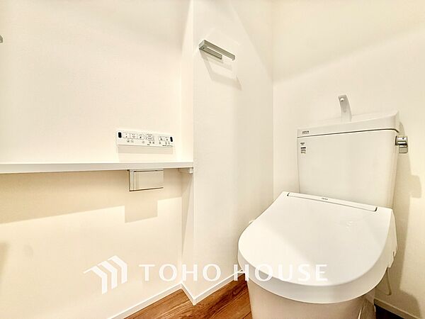 ◆トイレ◆トイレも全て新品に交換されており、清々しく新生活を始めることができます。白基調の清潔感のある空間に生まれ変わりました。